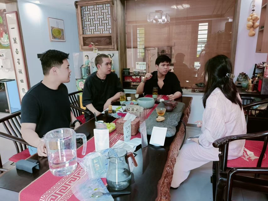 Discussing Organic Matcha with Thai Customers in Teahouse
