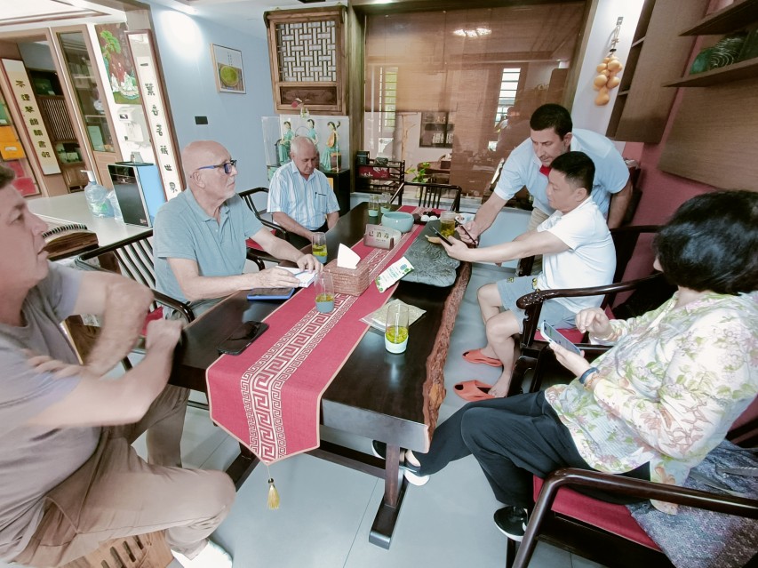 Mr. Yuan and his Argentine clients jointly discuss matcha business