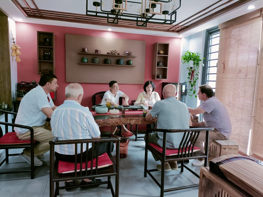 The company's general manager received clients from Argentina at Zhiqinghe Teahouse