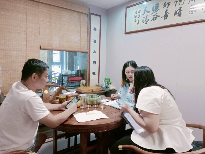Alex Yuan receives Thai matcha customers at Zhiqinghe Teahouse