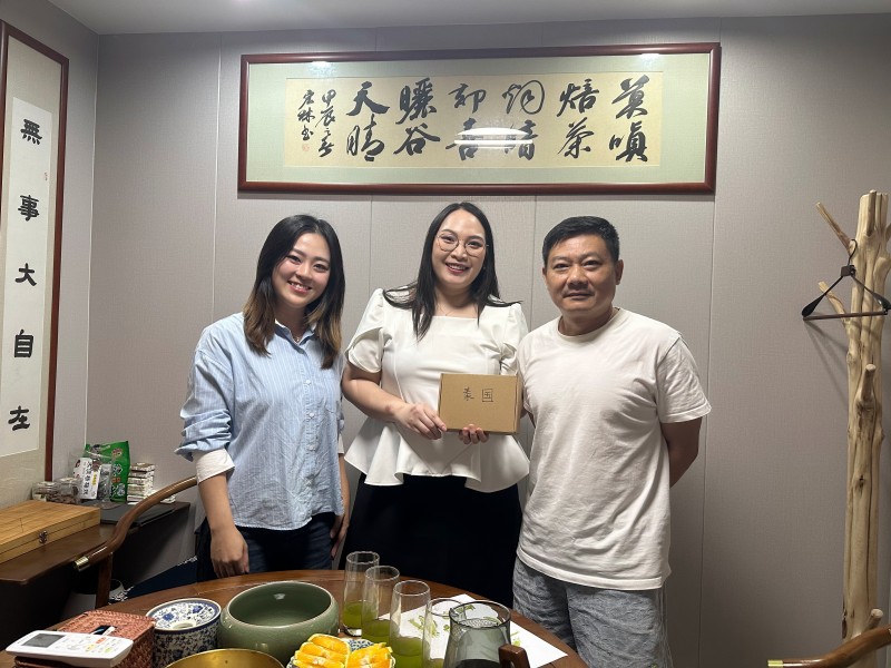 Alex yuan takes a photo with Thai matcha customers at zhiqinghe Teahouse
