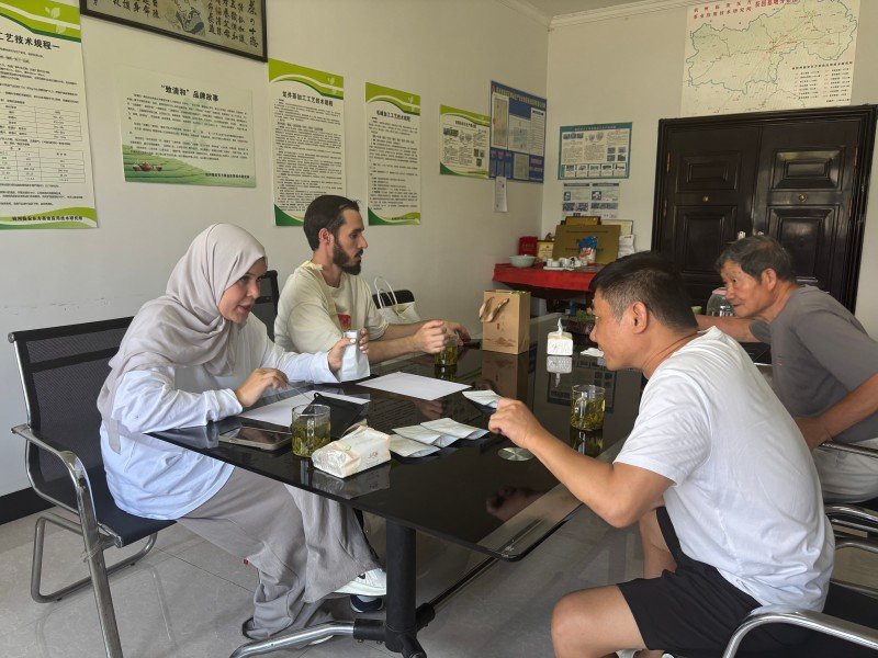 The founder and general manager of the company discussed matcha samples with UAE guests in the office of Zhiqinghe factory area