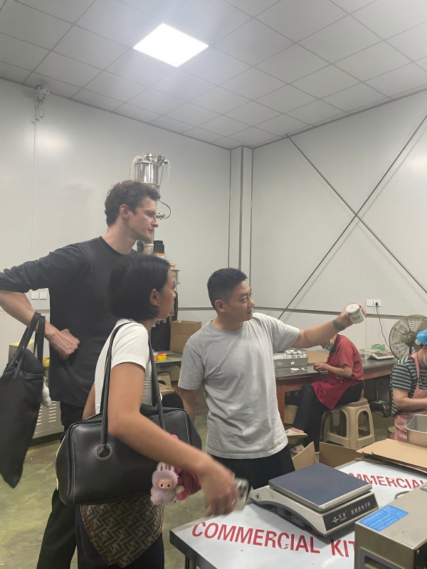 Alex isintroducingthe dust-proof andpressure-resistantstructure of the matcha powderpackagingcan to twocustomersfromGermanye