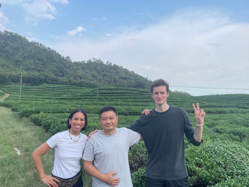 Alex took a preciouspicturewith them'atthe'greentea'plantation