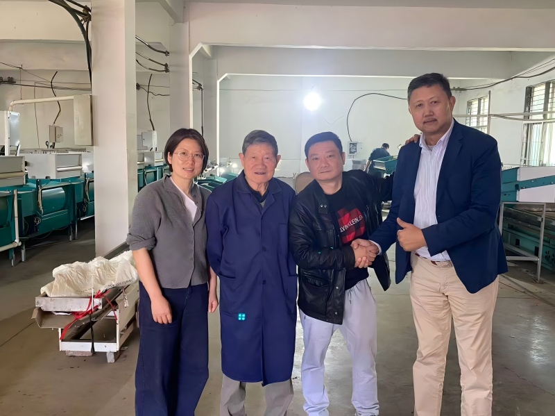 Group photo of Zhiqinghe management team with clients at the workshop
